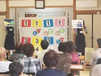 交通安全教育指導員が自治会の集まりに訪問して指導している写真