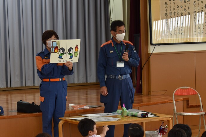 写真：花火指導の様子2