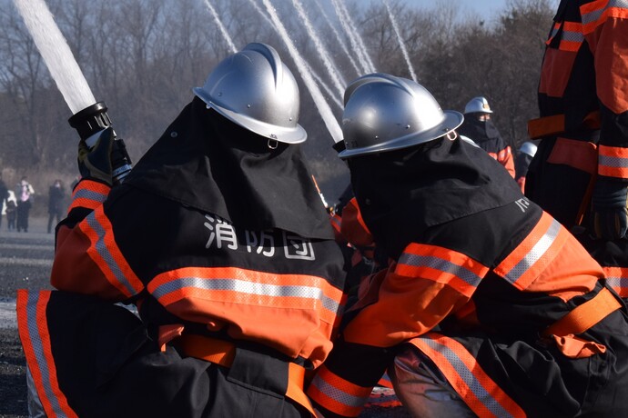 写真：出初式（一斉放水）の様子