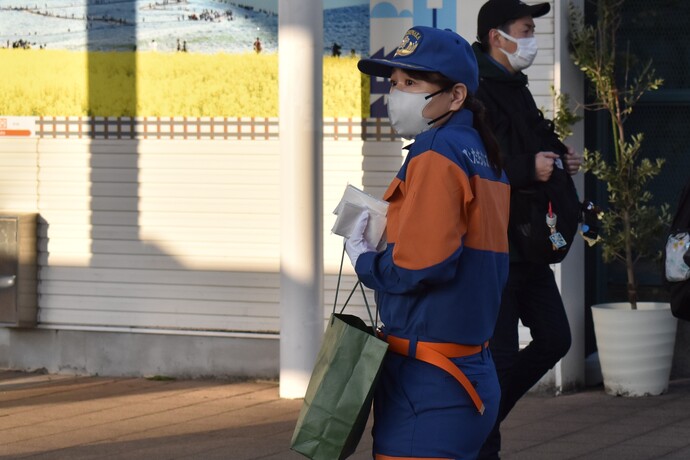 写真：駅前広報の様子1