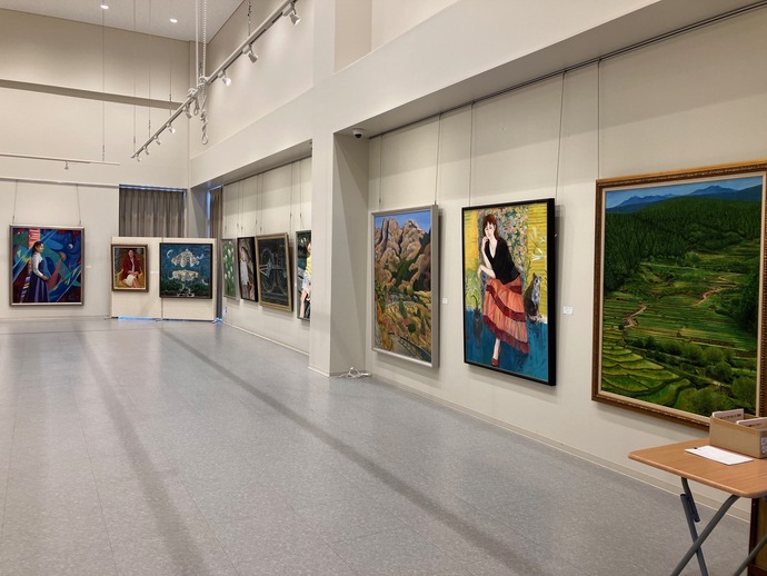 美術協会会員の製作した絵画が多数並ぶ様子