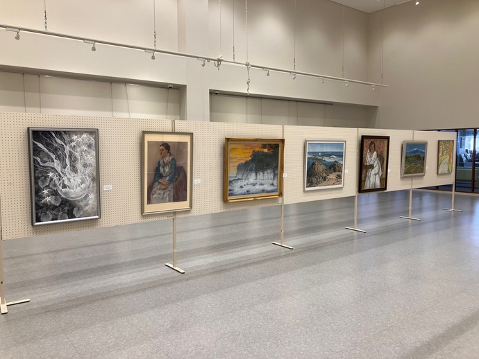 美術協会会員の製作した絵画が多数並ぶ様子