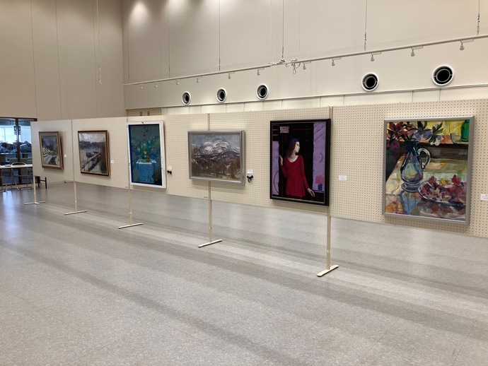 美術協会会員の製作した絵画が多数並ぶ様子