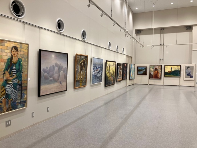 美術協会会員の製作した絵画が多数並ぶ様子