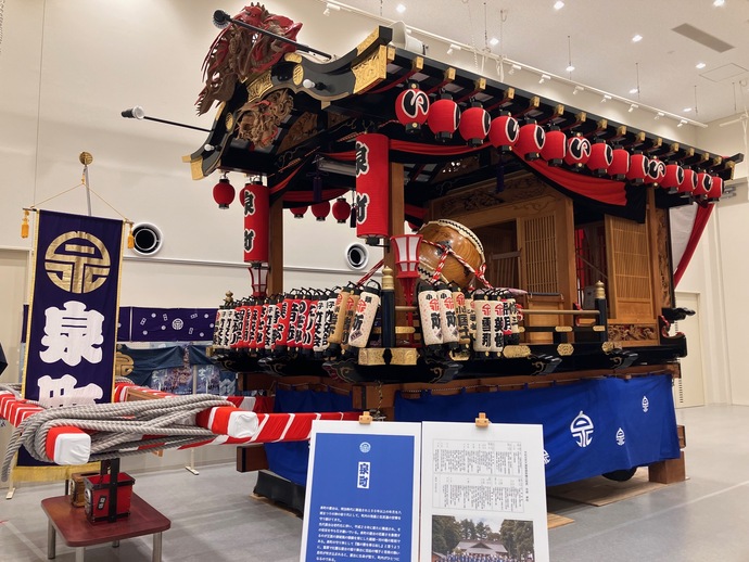 泉町の山車が展示されている様子