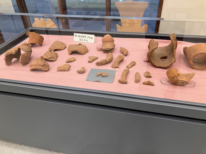 鉾の宮古墳群より出土した資料が展示されている様子