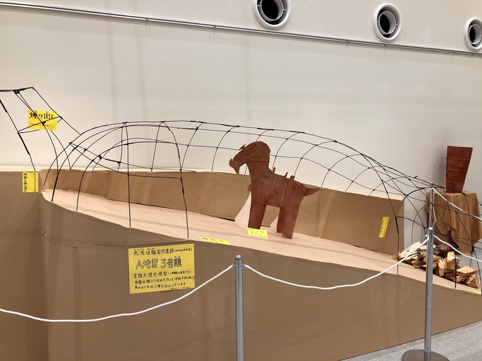 馬渡埴輪製作遺跡にあるA地区3号窯の実物大復元模型が展示されている様子