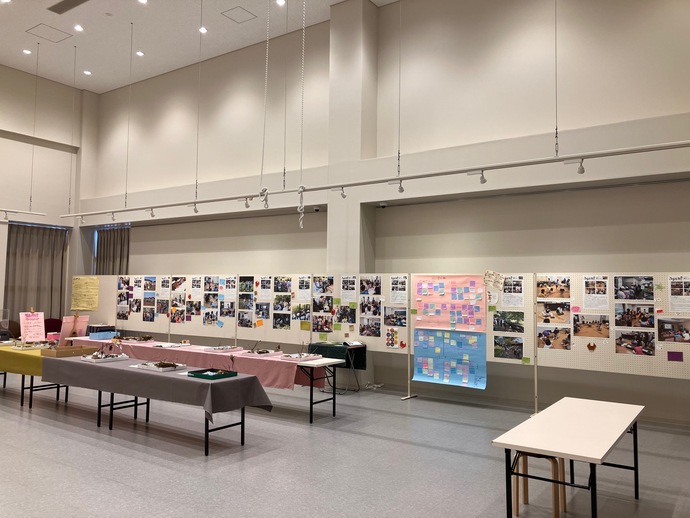 ふるさと考古学で子どもたちが活動する様子が展示されている様子