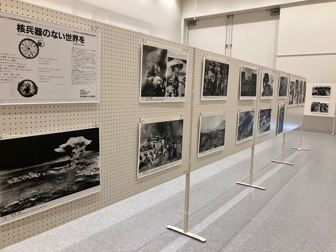 核兵器が投下された当時の資料が展示されている様子