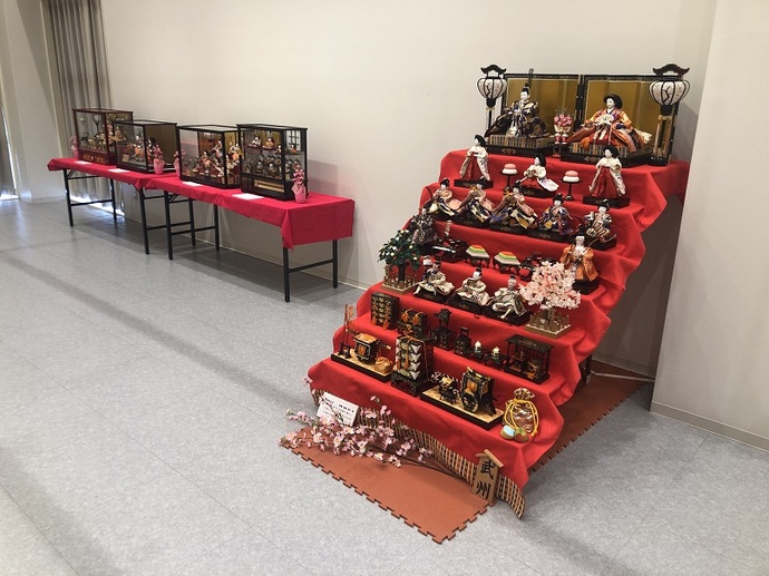 ガラスケースのお雛さまの展示の様子