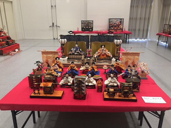 テーブルの上のひな人形の展示の様子