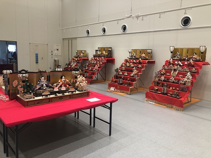 7段飾り4組の展示の様子