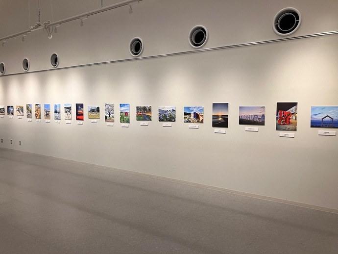 いいとこ発信隊が撮影した写真が多数展示されている様子