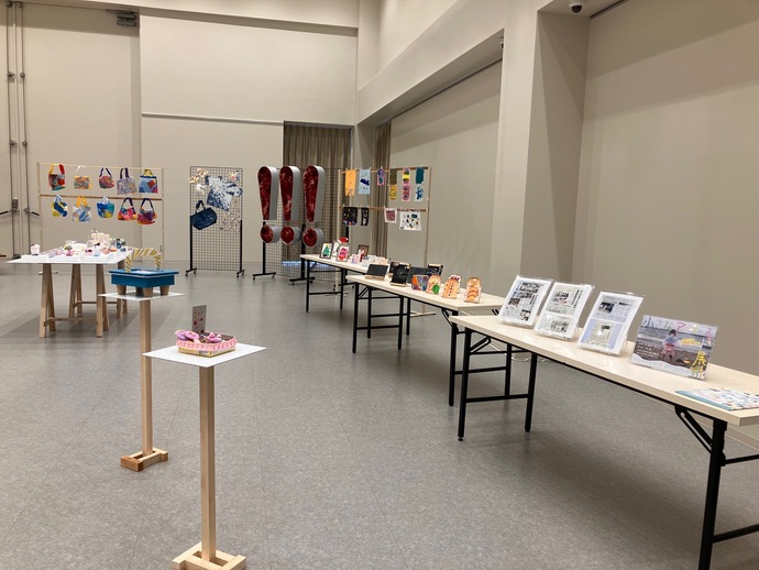 子どもたちなどが制作した造形作品が多数並んでいる様子