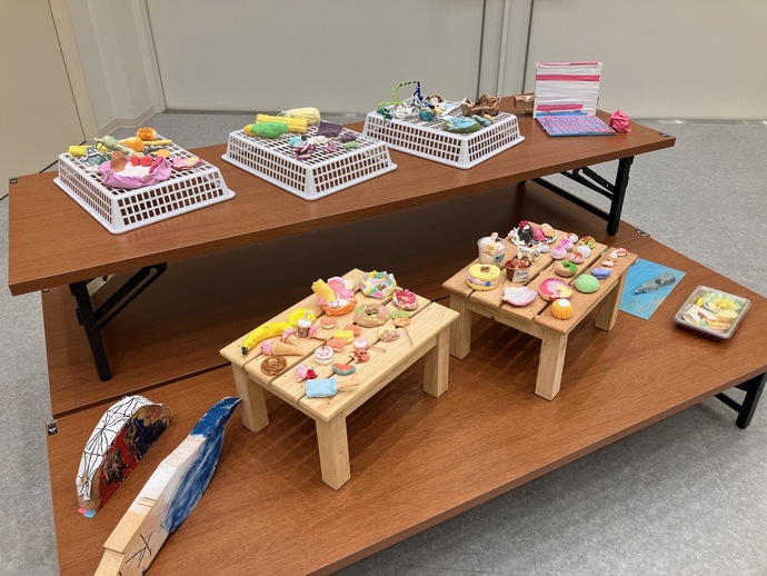 子どもたちなどが制作した造形作品が多数並んでいる様子