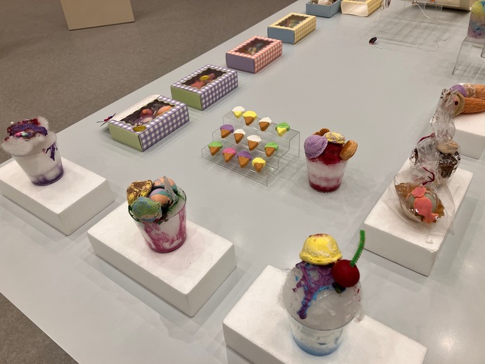 子どもたちなどが制作した造形作品が多数並んでいる様子