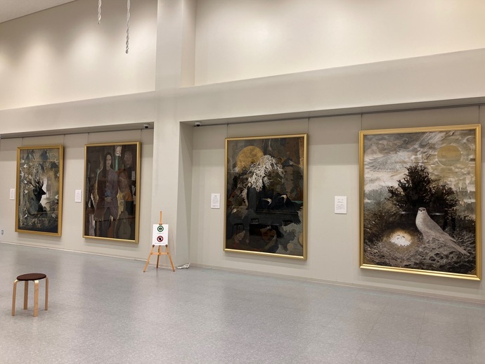 那波多目功一氏の描いた絵画が多数展示されている様子