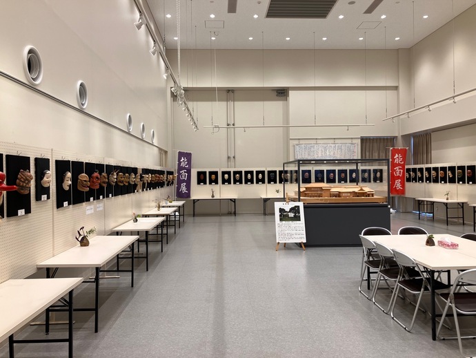 鬼やひょっとこなど様々な能面が並ぶ様子