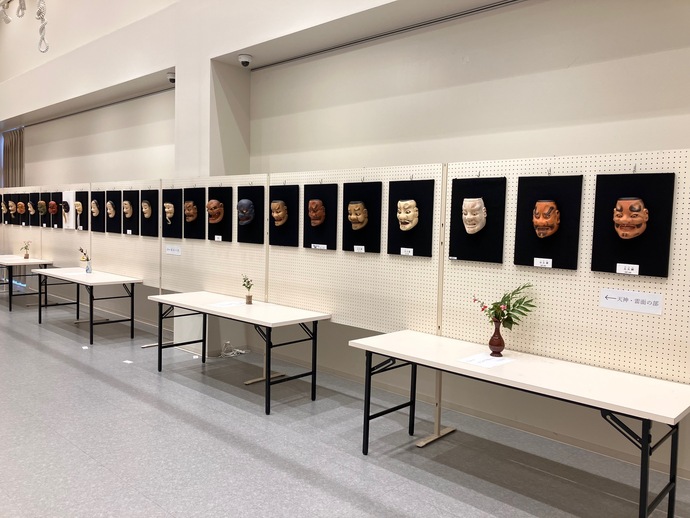 様々な能面が並ぶ様子