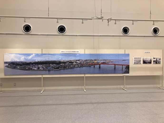 大洗町から那珂湊地区を臨んだ大きな写真パネルが展示されている様子