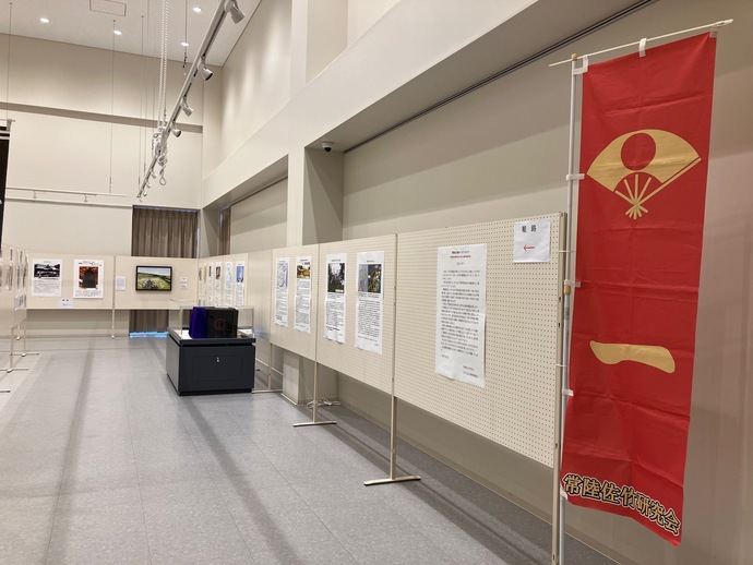 佐竹氏の歴史や甲斐武田氏とのかかわりに関する資料などが多数展示されている様子