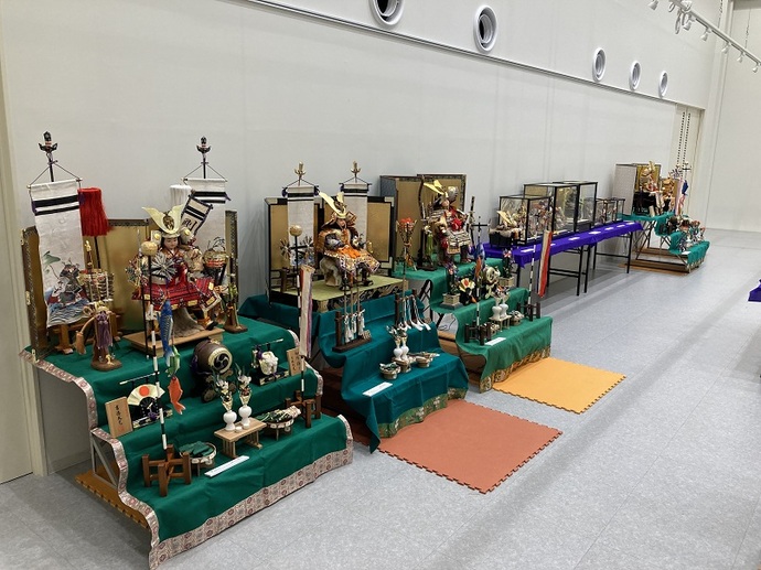 五月人形が展示されている様子