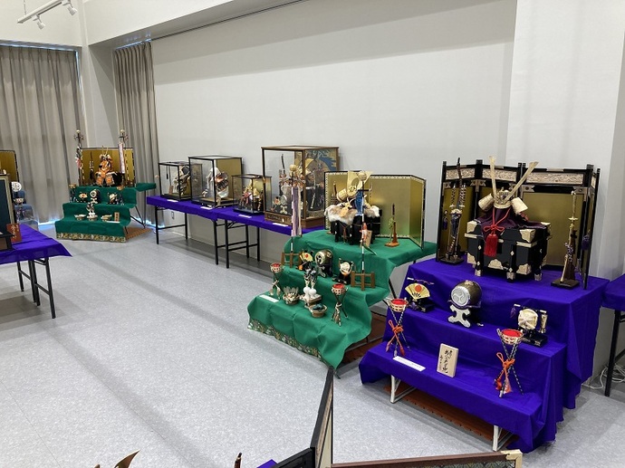 五月人形が展示されている様子