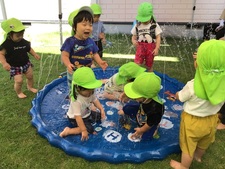 水遊びを楽しむ1歳児