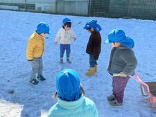 雪を踏みしめる2歳児