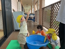 水遊びを楽しむ0歳児