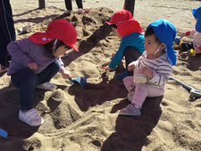 砂遊びをしている子ども達