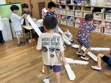 手作りスライダーで遊ぶ5歳児