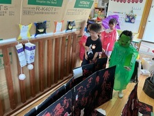 楽しそうにおばけやしきに入る5歳児