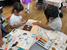 絵本作りを楽しむ5歳児