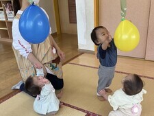 風船に触ろうとする0歳児