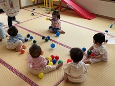 お部屋でボール遊び