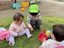 外遊びを楽しむ0歳児