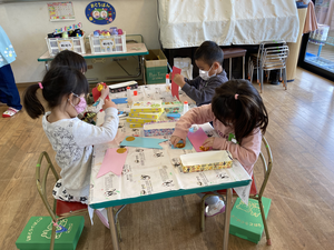 こいのぼりを作る子ども達の写真