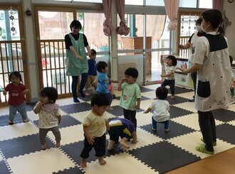 1、2歳児が元気に朝の体操をしている写真