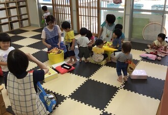 朝の自由遊びの中で、たこ焼きやかき氷、チョコバナナなどを使って、お買い物ごっこやお祭りごっこを楽しむ子ども達の写真