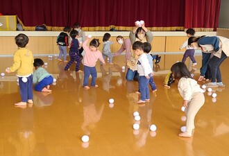 ふわふわの布でできた雪玉を使って、みんなで雪合戦をしている写真