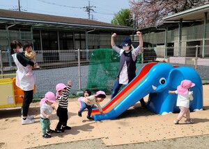 園庭のぞうさんすべり台を楽しむ子ども達の写真