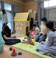 写真：稲田子育て支援かるがもで遊ぶ親子