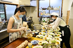 写真：夕食を用意するボランティアスタッフ