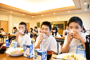 写真：もりもり食べる子どもたち
