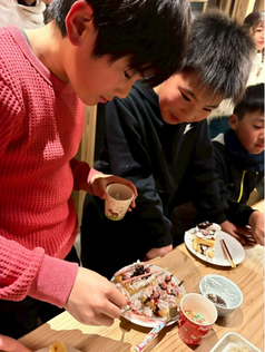 写真：クリスマス会でケーキ作り