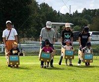 写真：たまり場ぽぽの外で遊んでいる様子1