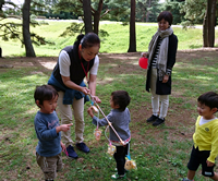 写真：たまり場ぽぽの外で遊んでいる様子2