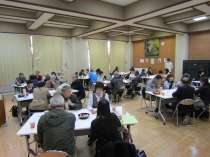 写真:グループで話し合いをしている様子