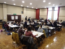 写真:グループでの話し合い